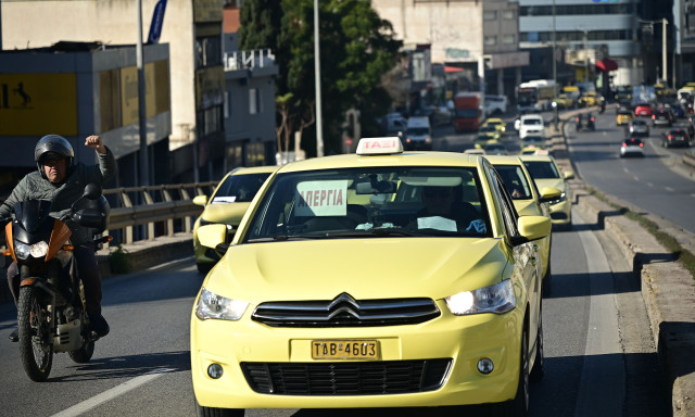 Ταξί: 24ωρη απεργία την Τρίτη, συνέχεια με κινητοποιήσεις διαρκείας