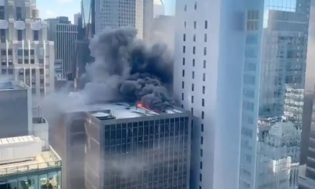 Μανχάταν: Τεράστια πυρκαγιά σε ταράτσα πολυώροφου κτιρίου