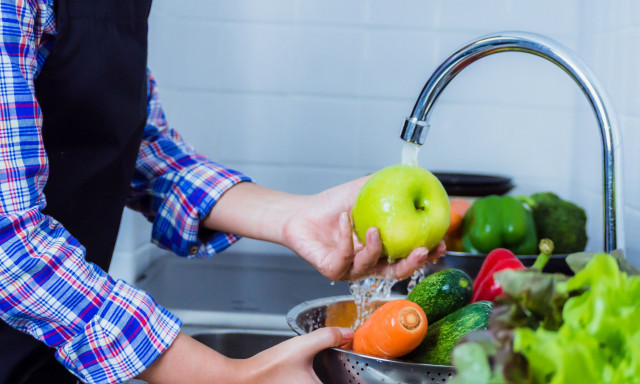 Πλένετε φρούτα και λαχανικά με λάθος τρόπο: 7 μυστικά για βακτήρια και φυτοφάρμακα