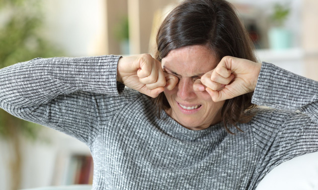 Φαγούρα στα μάτια: Γιατί το τρίψιμο μπορεί να προκαλέσει μεγαλύτερη βλάβη
