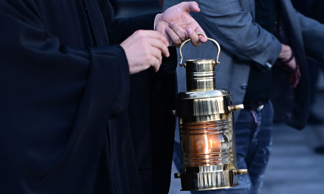 Πάσχα: Πώς θα φτάσει το Άγιο Φως στην Ελλάδα εν μέσω συγκρούσεων - Πόλη-φάντασμα η Ιερουσαλήμ