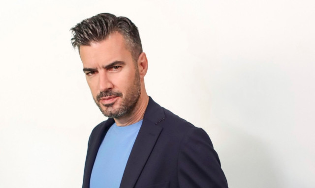 Ο Γιάννης Τσιμιτσέλης στο Newsbomb: «Το The Quiz with Balls ήταν η πιο γλυκιά κούραση»