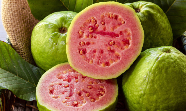 Τα 6 καίρια οφέλη υγείας της γκουάβα – Ποιοι πρέπει να προσέχουν