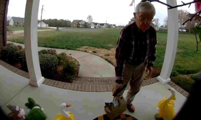 Η ιστορία του ηλικιωμένου ντελιβερά στις ΗΠΑ που μετά βίας τα έβγαζε πέρα