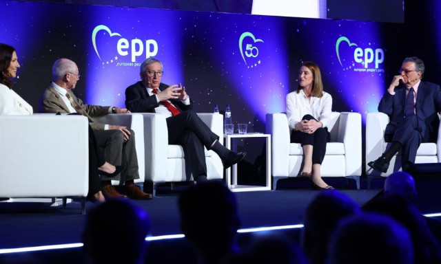 Γιούνκερ: «Είμαι περήφανος που κρατήσαμε την Ελλάδα στην Ευρωζώνη» - Εγκώμια Μέτσολα στον Μητσοτάκη