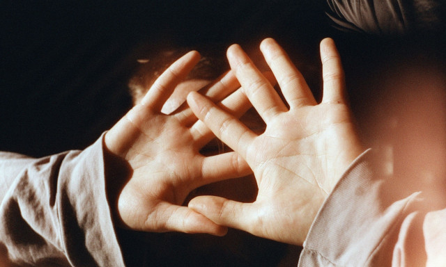 Τρόμος για 14χρονη: Πήδηξε από μπαλκόνι ξενοδοχείου για να γλιτώσει από σεξουαλική επίθεση