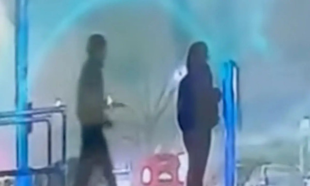 Τρόμος στη Νέα Υόρκη για τον μασκοφόρο με μαχαίρι - Επιτέθηκε σε γυναίκα στη μέση του δρόμου