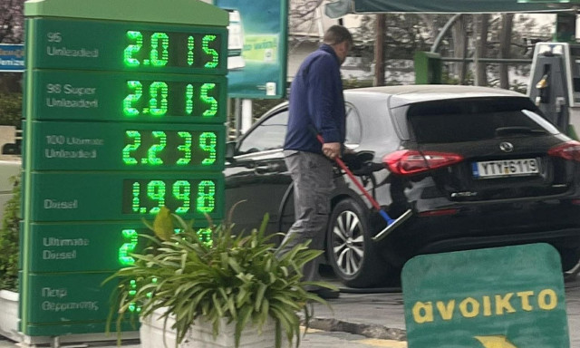 Έσπασε το φράγμα των 2 ευρώ και στην Αθήνα η τιμή της βενζίνης