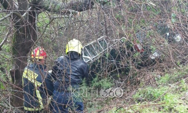 Αυτοκίνητο έπεσε σε γκρεμό στα Χανιά - Εγκλωβίστηκε ζευγάρι ηλικιωμένων