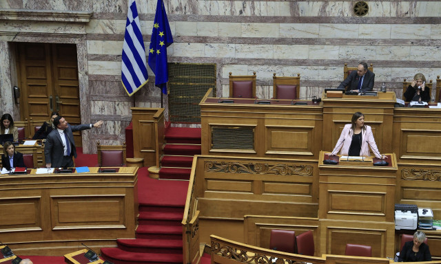 Βουλή: Ο Γεωργιάδης κατήγγειλε ότι τον βιντεοσκοπούσε η Ζωή Κωνσταντοπούλου την ώρα που έτρωγε