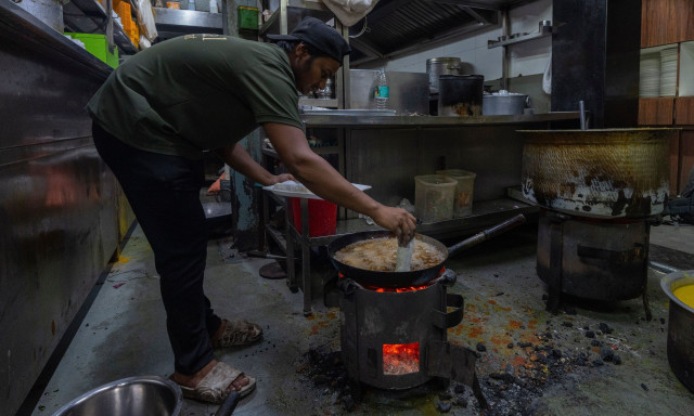 Παγκόσμιο ντελίριο με το «Save Energy»: Σκάλες αντί ασανσέρ, χωρίς κλιματιστικά, αργίες με...το ζόρι