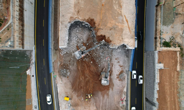 Θεσσαλονίκη: Εντυπωσιακό βίντεο από drone δείχνει την κατεδάφιση του τούνελ στον Περιφερειακό
