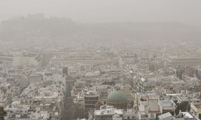 Η Ελλάδα «πνίγεται» από την αφρικανική σκόνη -Πού είναι πιο έντονη, πότε θα βρέξει λάσπη στην Αττική