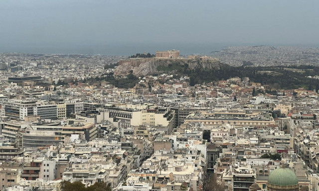 Καιρός: Πέπλο αφρικανικής σκόνης κάλυψε για δεύτερη μέρα την Αθήνα - Πόσο θα διαρκέσει το φαινόμενο