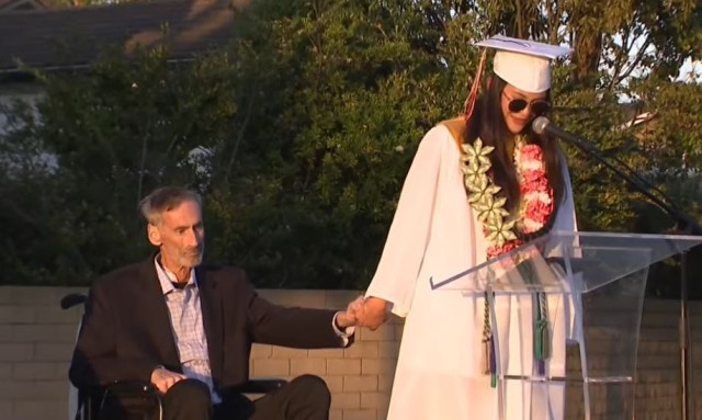 Πατέρας με καρκίνο απονέμει στην κόρη του απολυτήριο λυκείου σε πρόωρη τελετή αποφοίτησης