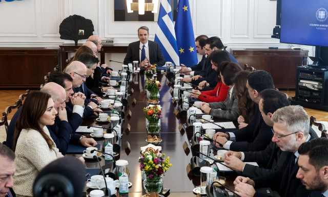 Το τρίπτυχο της κυβέρνησης για την κρίση: Διπλωματία, άμυνα και οικονομική θωράκιση εν μέσω πολέμου