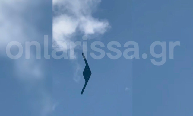 Bίντεο: Το αμερικανικό βομβαρδιστικό Β-2 πάνω από τον ουρανό της Λάρισας