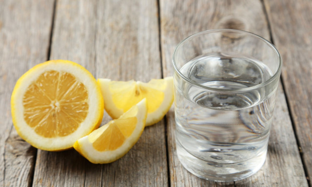 Νερό με λεμόνι: Πραγματικά οφέλη και μύθοι αποτοξίνωσης - Τι θέλουν να γνωρίζετε οι γιατροί
