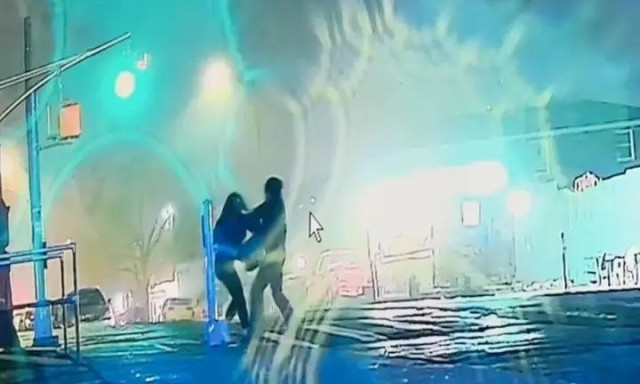 Ανατρεπτική εξέλιξη: Έφηβος ο μασκοφόρος με μαχαίρι της Νέας Υόρκης - Τον παρέδωσε η οικογένειά του