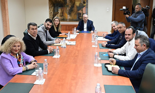 Βενζινοπώλες: Δεν προχωρούν σε κινητοποιήσεις - Τι ειπώθηκε στη συνάντηση με τον Θεοδωρικάκο