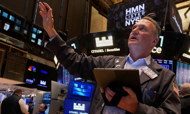 Ισχυρές πιέσεις στη Wall Street στον απόηχο της απόφασης της Fed για τα επιτόκια