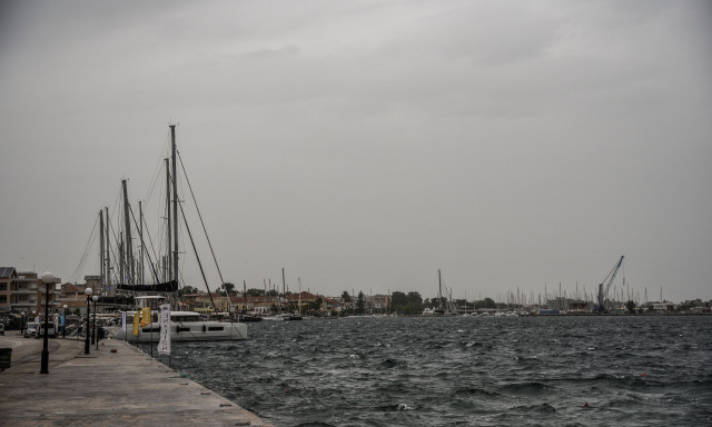 Καιρός: Με σκόνη, λασποβροχές και πτώση της θερμοκρασίας η Πέμπτη – Επιστρέφουν οι χιονοπτώσεις