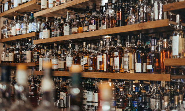 Το αλκοόλ μπορεί να μειώσει τον κίνδυνο πρόωρου θανάτου έως και 25%, αρκεί να προτιμάτε αυτό το ποτό