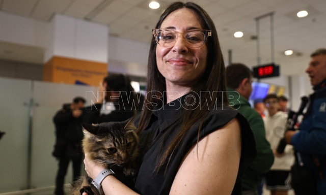 Επαναπατρίστηκαν 101 Έλληνες και 45 κατοικίδια - Χαμόγελα και συγκίνηση στο «Ελ. Βενιζέλος»