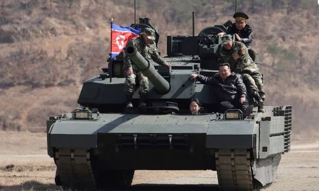 Bόρεια Κορέα: Η έφηβη κόρη του Κιμ Γιονγκ Ουν οδηγεί τανκ - Οι συμβολικές φωτογραφίες