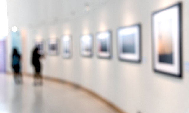 Έφοδος αστυνομικών του ελληνικού FBI σε γνωστή γκαλερί στο Κολωνάκι