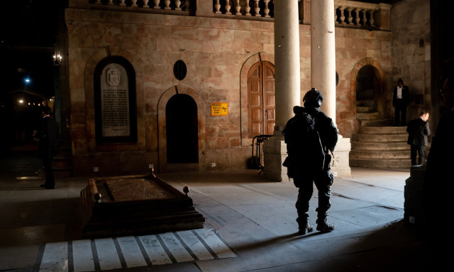 Για πρώτη φορά στην ιστορία οι λειτουργίες στην Εκκλησία του Παναγίου Τάφου έχουν ανασταλεί