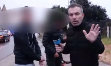 Πάτρα: Νεαροί με δικάβαλο ηλεκτρικό πατίνι έπεσαν την ώρα που μεταδιδόταν live ρεπορτάζ