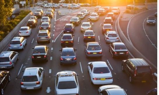 Διεθνής Οργανισμός Ενέργειας: «Εργαστείτε από το σπίτι και μειώστε την ταχύτητα στο δρόμο»