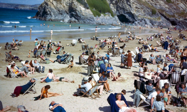 «Ταξιδιώτης του χρόνου» - Ο μυστηριώδης άνδρας με το κινητό στην παραλία σε φωτογραφία του 1940