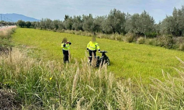 Τροχαίο στο Αγρίνιο: Σύγκρουση μοτοσικλέτας με ΙΧ - Εκσφενδονίστηκε σε χωράφι ο οδηγός του δίκυκλου