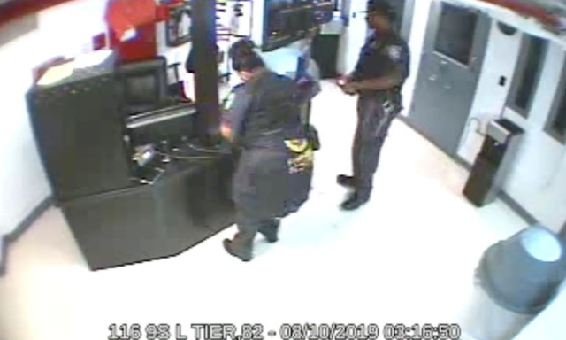 Νέο βίντεο από τη νύχτα θανάτου του Έπσταϊν - Οι περίεργες κινήσεις των φρουρών έξω από το κελί