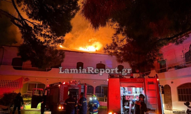 Φωτιά σε σπίτι στη Λαμία - Εγκλωβίστηκαν άτομα