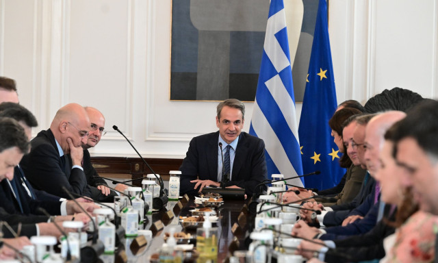 Τα ψιλά γράμματα και τα παράδοξα των δημοσκοπήσεων του Μαρτίου 