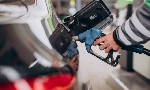 Για πρώτη φορά: Ακριβότερο το πετρέλαιο κίνησης από την αμόλυβδη