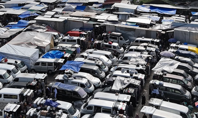 Πλοία που μεταφέρουν πολυτελή αυτοκίνητα έχουν αγκυροβολήσει σε ένα νησί ανοιχτά της Κένυας - Βίντεο