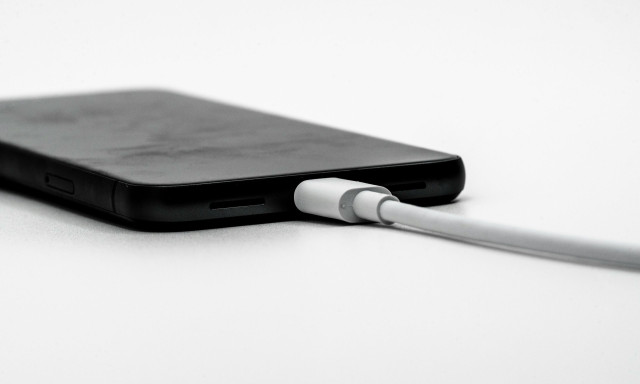 Ειδικοί προειδοποιούν: Το λάθος στη φόρτιση του κινητού που κάνουνε όλοι