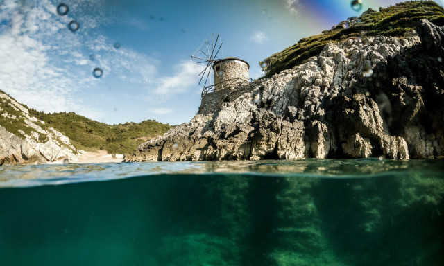 Το ελληνικό νησί που αναδείχθηκε κορυφαίος τουριστικός προορισμός για τους Βρετανούς