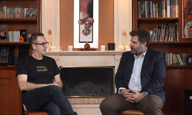 Ο Κώστας Κρομμύδας στο Newsbomb: Τα μυστικά των bestsellers, το AI και γιατί οι νέοι δεν διαβάζουν