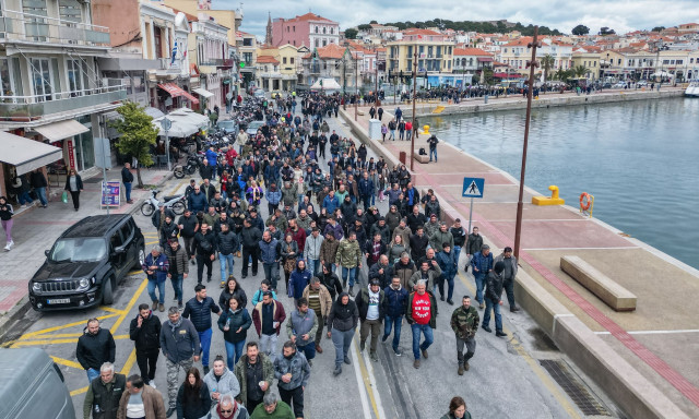 Μυτιλήνη: Αποκλεισμένο το λιμάνι από κτηνοτρόφους – Χωρίς οχήματα αναχώρησε το «Νήσος Σάμος»