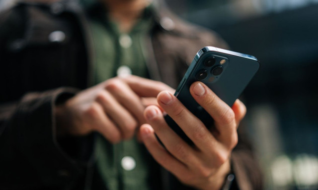 Μήπως το iPhone σας παρακολουθεί; Εκατοντάδες εκατομμύρια συσκευές σε κίνδυνο