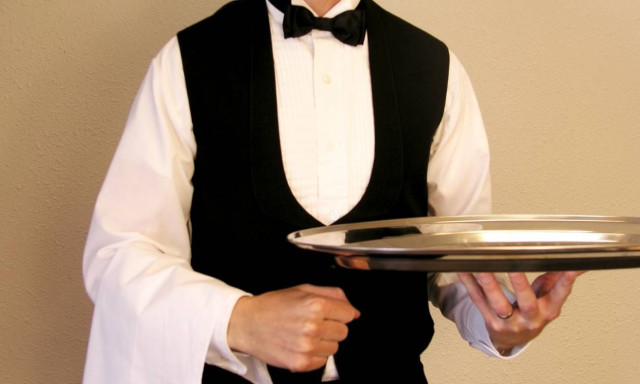 Η ΑΑΔΕ στέλνει πρόστιμα έως 10.000 ευρώ σε εργαζόμενους εστίασης για αδήλωτα φιλοδωρήματα