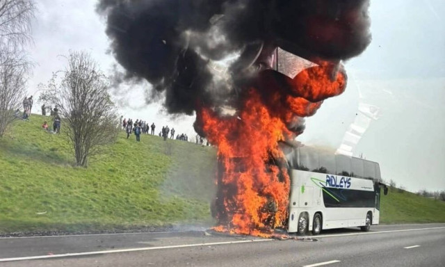 Αγγλία: Τυλίχθηκε στις φλόγες πούλμαν με οπαδούς της Μάντσεστερ Σίτι - Βίντεο