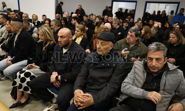 Δίκη Τέμπη: Ένταση μεταξύ συγγενών και κατηγορουμένων