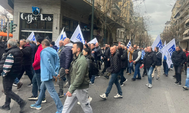 Απεργία ταξί: Ξεκίνησε η πορεία προς τη Βουλή