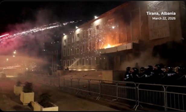 Αλβανία: Επεισοδιακές διαδηλώσεις με αίτημα την παραίτηση Ράμα - Κανόνια νερού και... πυροτεχνήματα